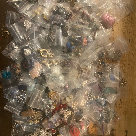 JUST WOW! Mother load of antique,Vintage,Costume +Retro Jewelry! - Picture 15 of 17